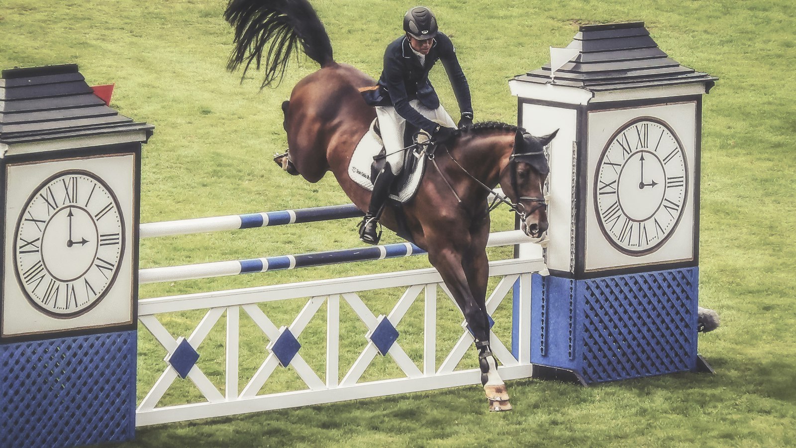 Cavaliere montant a cheval en exterieur
